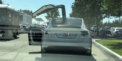 Двери Tesla Model X в действии