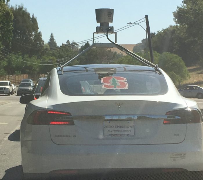 Белая Tesla Model S с лидаром