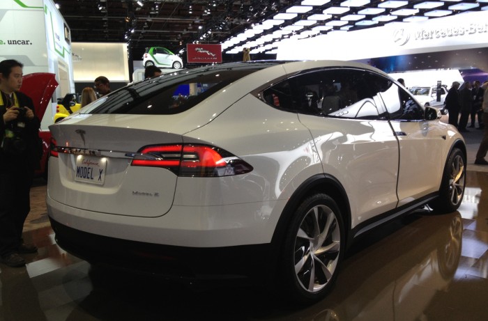 Tesla Model X сзади