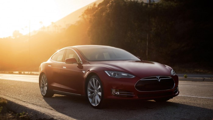 Фото красной Tesla S спереди