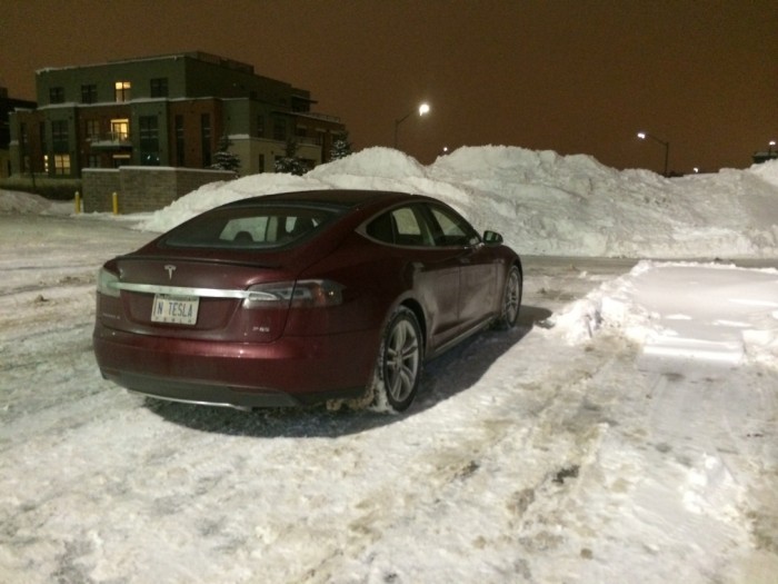 Tesla Model S в снегу