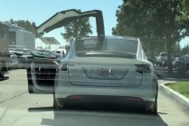 Видео: «крылья сокола» Tesla Model X в действии