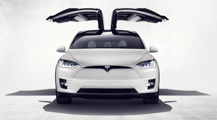 Tesla Model X с открытыми дверьми
