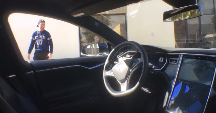 Майк Мо паркуется на Tesla