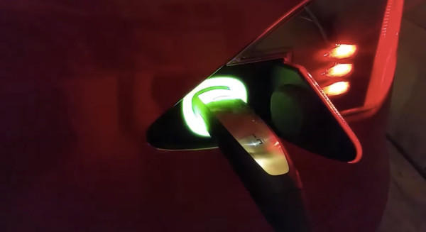 Пасхалка Tesla — радуга в зарядном порту