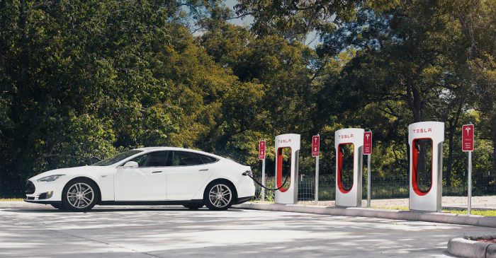 Tesla заряжается на станции Supercharger