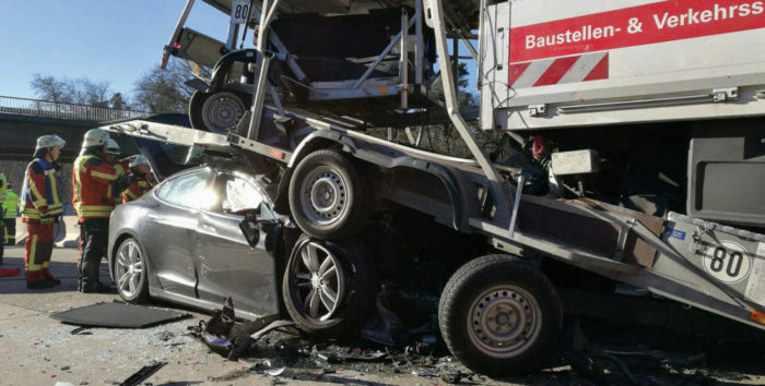 Водитель Tesla Model S выжил в аварии с грузовиком на автобане в Германии