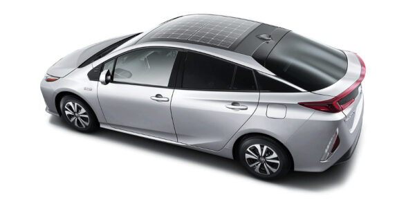 Toyota Prius с солнечной панелью на крыше