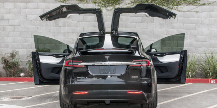 Распахнутые двери Tesla Model X