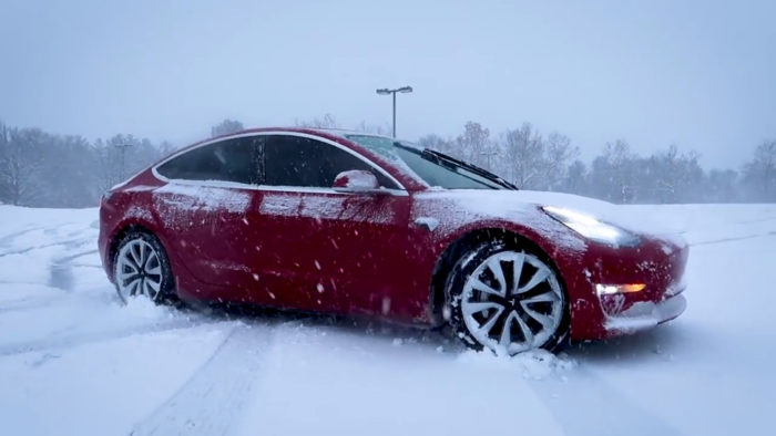 Tesla Model 3 на снегу