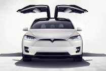 Tesla Model X с открытыми дверьми