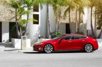 Фото Tesla Model S сбоку
